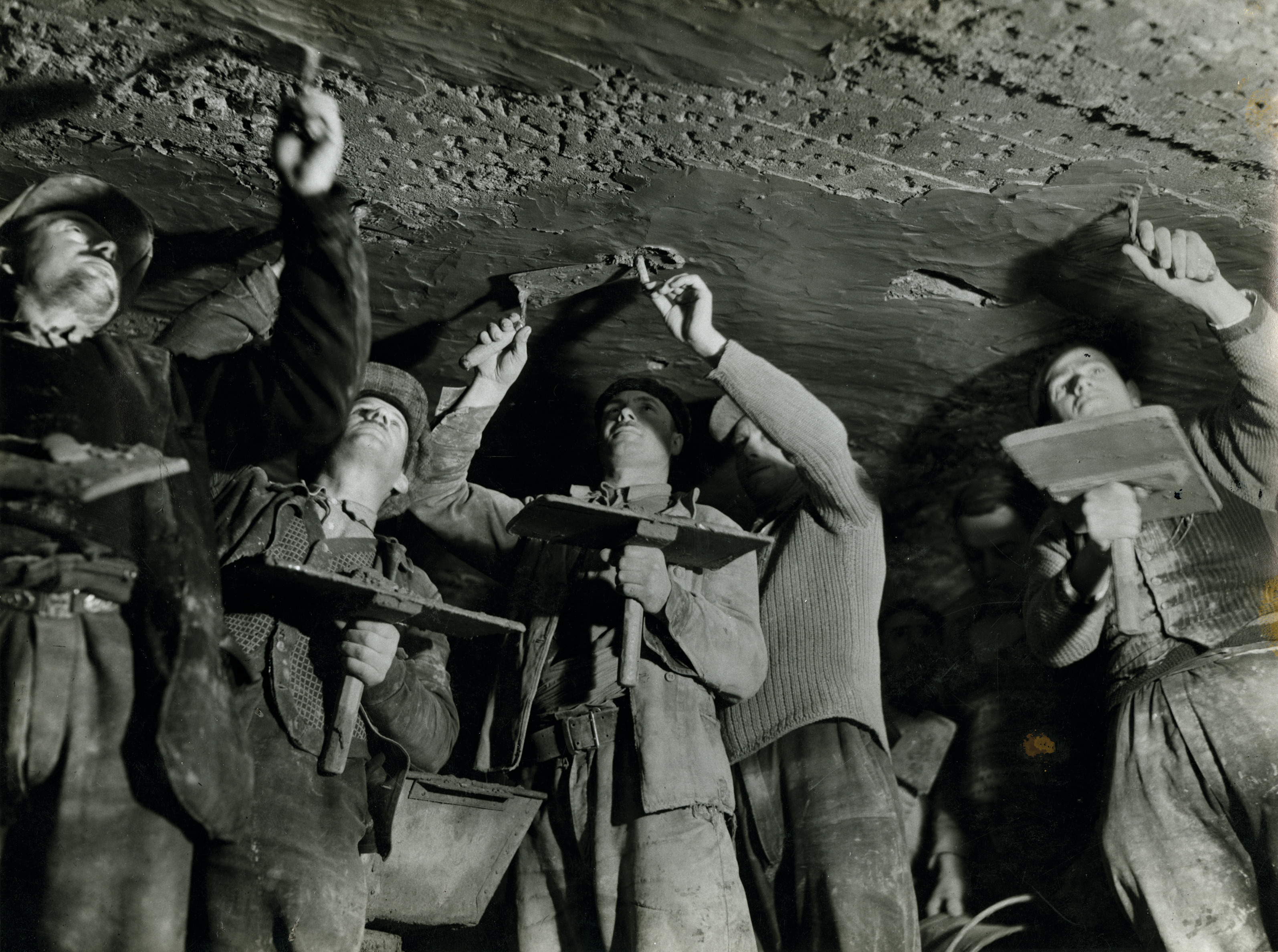 Arbeiter bei der Abdichtung eines Tunnels