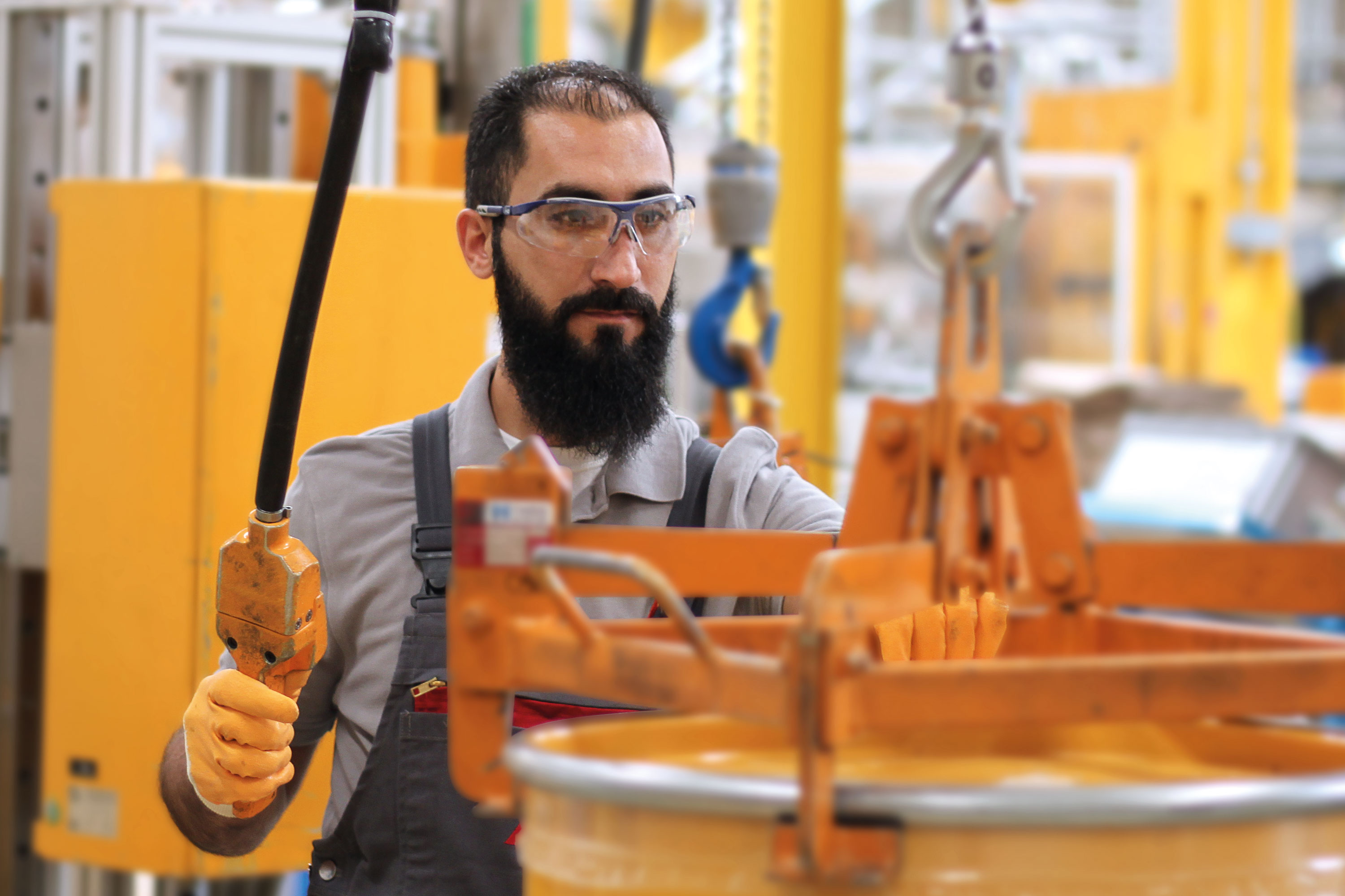 Mann arbeitet in der Produktion